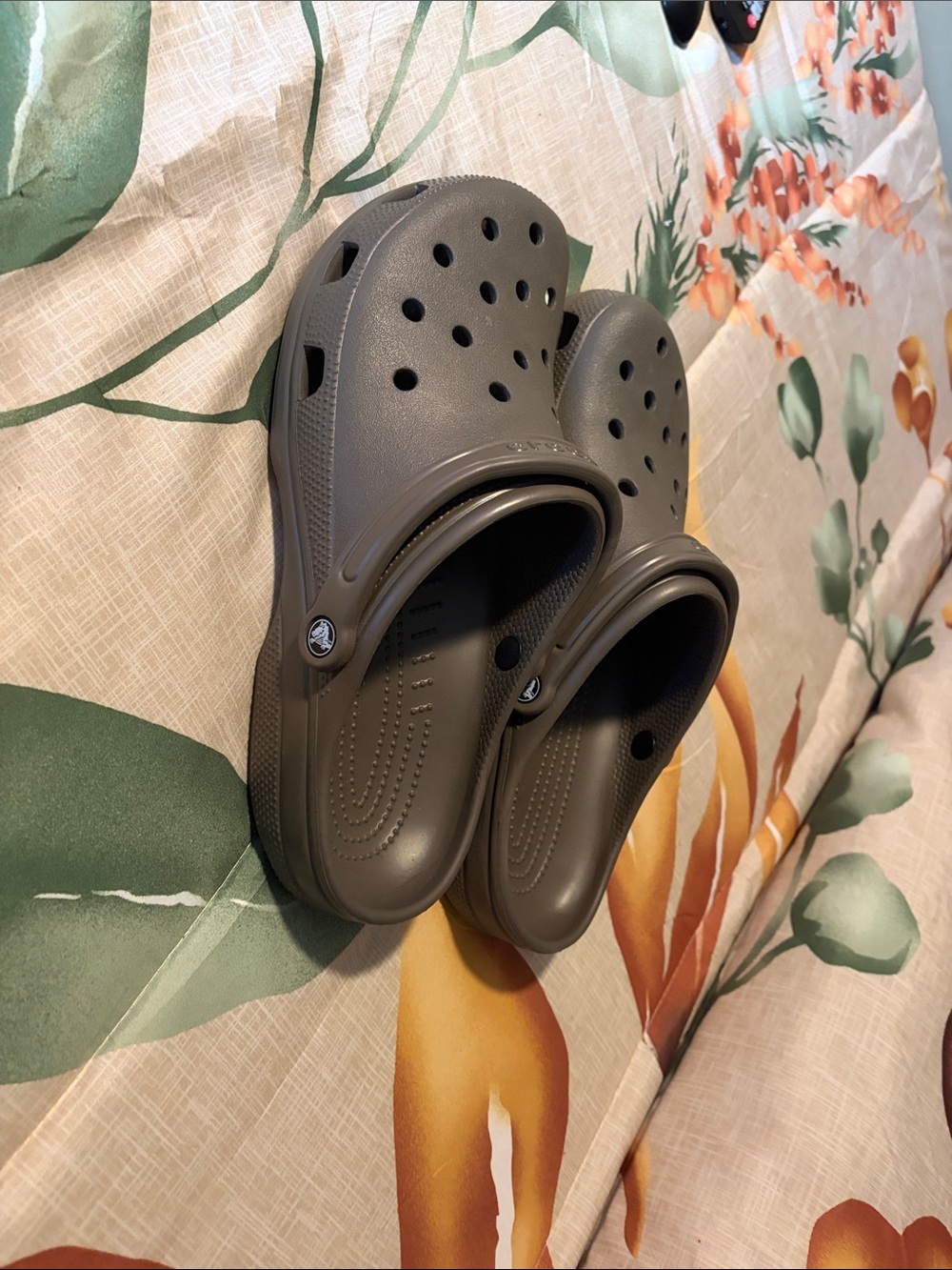 CROCS Classic Clog in Gray